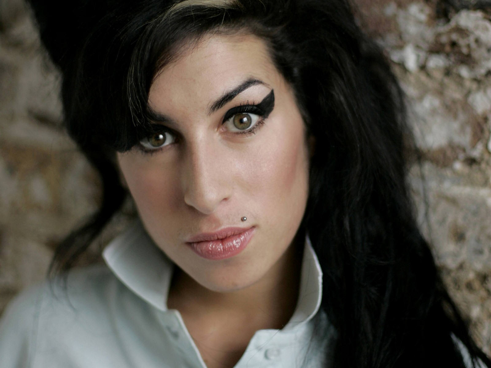 http://www.celebritydiagnosis.com/wp-content/uploads/2011/07/Amy_Winehouse_0001_.jpg